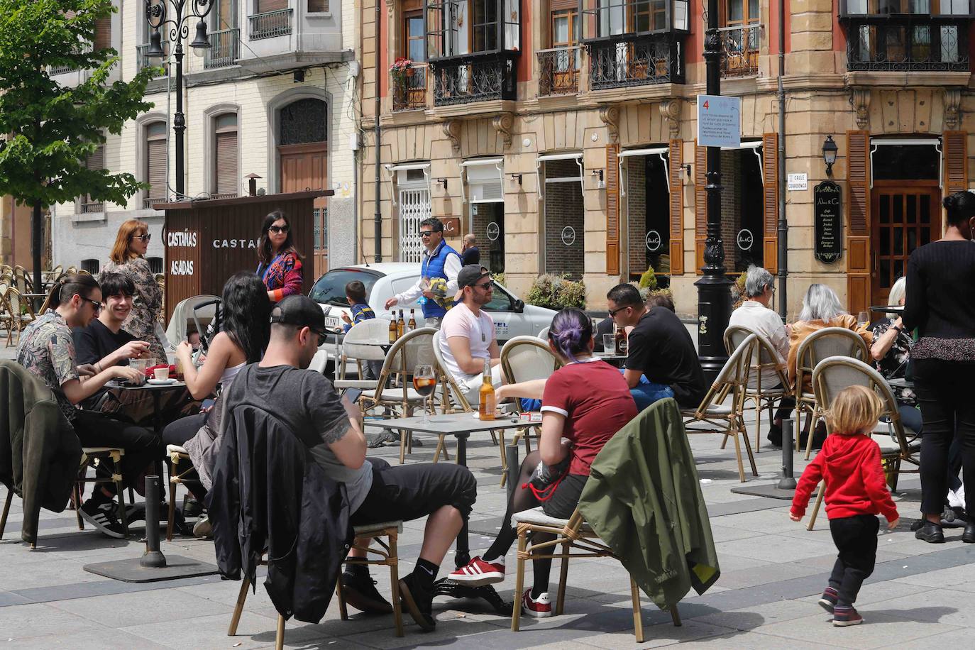Tras ocho semanas con las verjas bajadas y las sillas y mesas apiladas, los establecimientos hosteleros de Gijón han vuelto a colocar sus terrazas. Eso sí, bajo estrictas medidas de higiene y aforo para prevenir el contagio de coronavirus. 