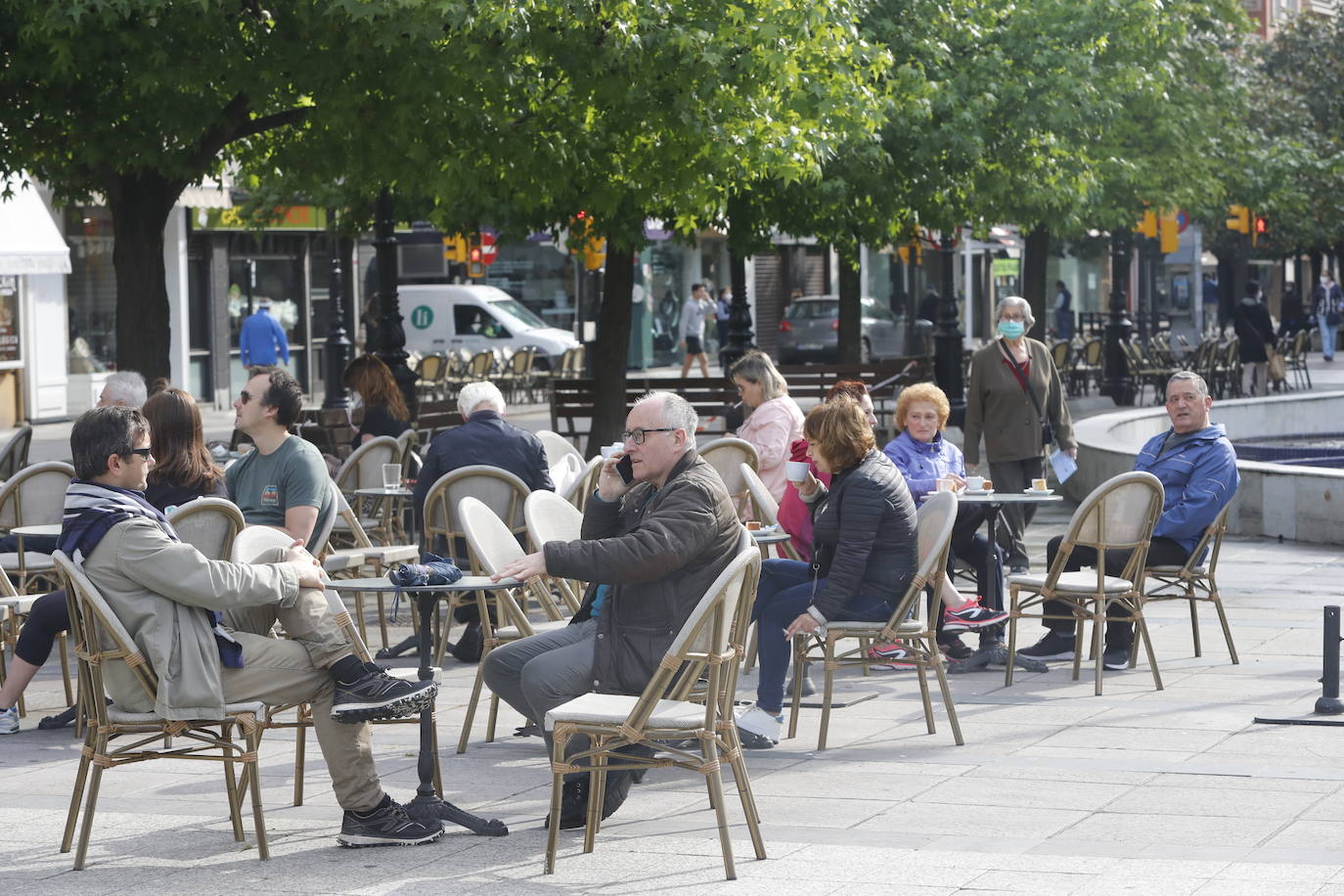 Tras ocho semanas con las verjas bajadas y las sillas y mesas apiladas, los establecimientos hosteleros de Gijón han vuelto a colocar sus terrazas. Eso sí, bajo estrictas medidas de higiene y aforo para prevenir el contagio de coronavirus. 
