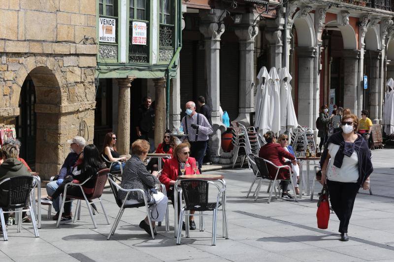 Por primera vez desde que se declaró el estado de alarma por la pandemia de coronavirus los asturianos han podido acudir a las terrazas de bares y cafeterías. Este lunes ha comenzado la fase 1 de la desescalada en el Principado y una de las medidas de alivio del confinamiento es la apertura de terrazas, aunque los establecimientos hosteleros deben acatar estrictas medidas de precaución, como la limpieza exhaustiva de las sillas y mesas o la limitación de aforo. 