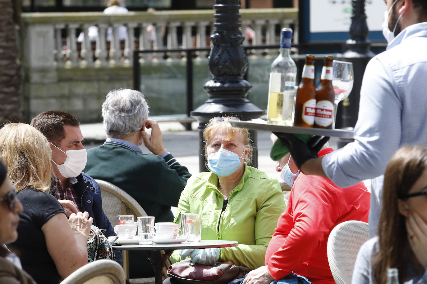 Por primera vez desde que se declaró el estado de alarma por la pandemia de coronavirus los asturianos han podido acudir a las terrazas de bares y cafeterías. Este lunes ha comenzado la fase 1 de la desescalada en el Principado y una de las medidas de alivio del confinamiento es la apertura de terrazas, aunque los establecimientos hosteleros deben acatar estrictas medidas de precaución, como la limpieza exhaustiva de las sillas y mesas o la limitación de aforo. 