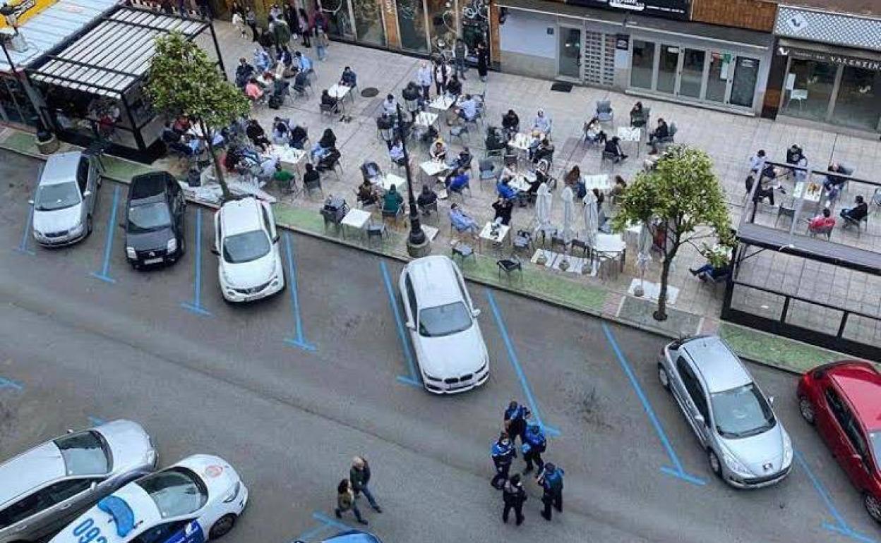 Una aglomeración de setenta jóvenes en la terraza de un bar de Oviedo obliga a intervenir a la Policía Local