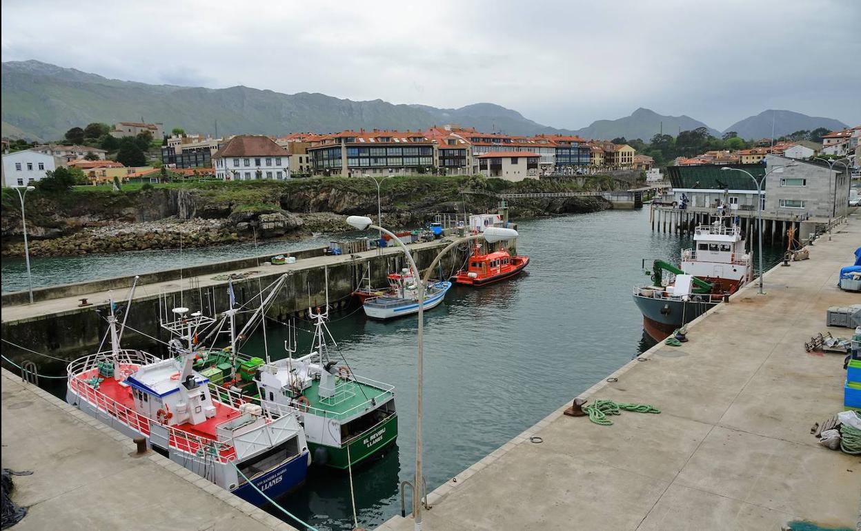 Puerto de Llanes, donde atracó la embarcación Salvamar Sant Carles que trasladó a los tripulantes rescatados.