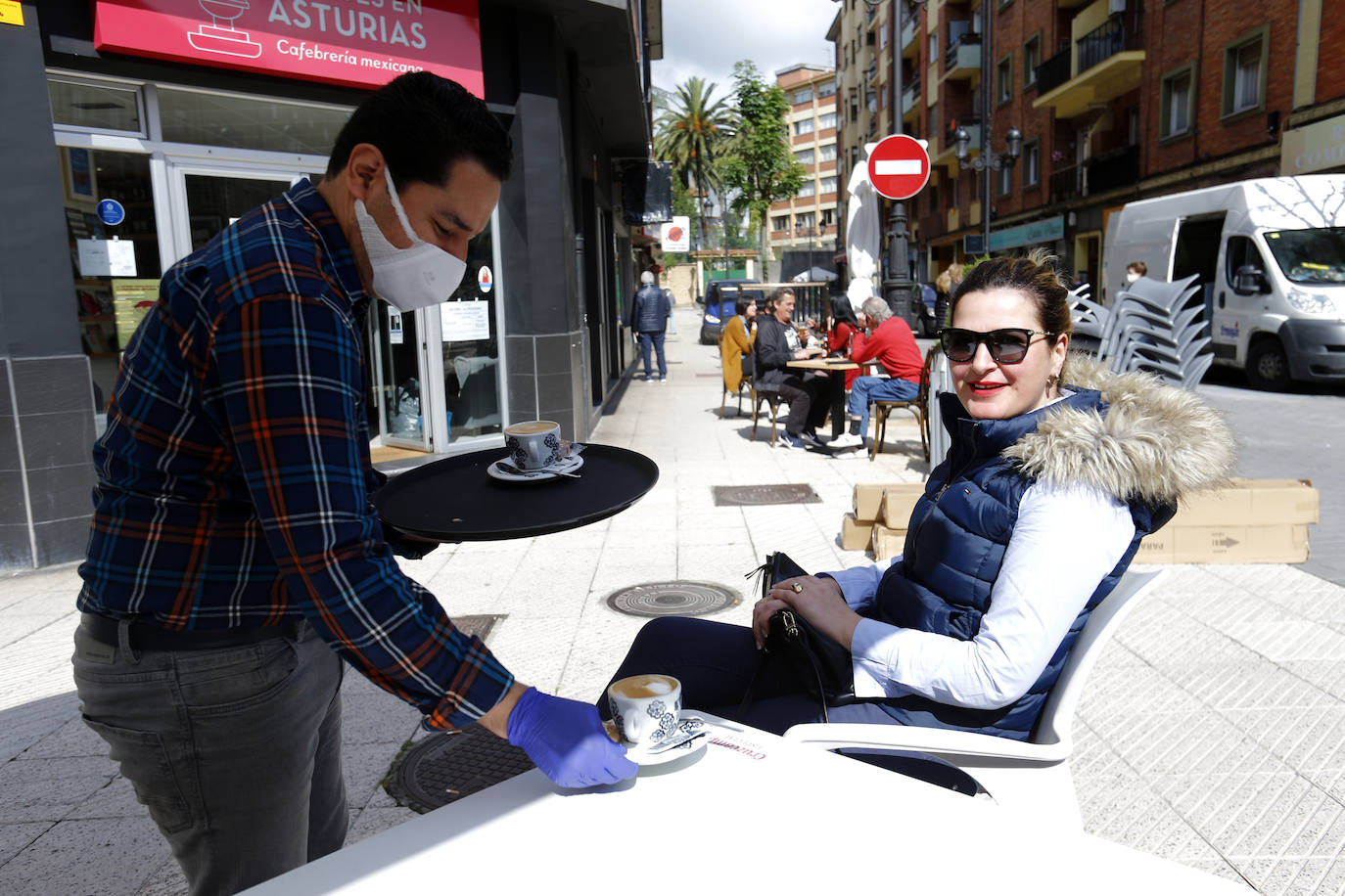 Oviedo disfrutó de la apertura de las terrazas de bares y cafeterías durante el primer día de la región en la Fase 1 de la desescalada.