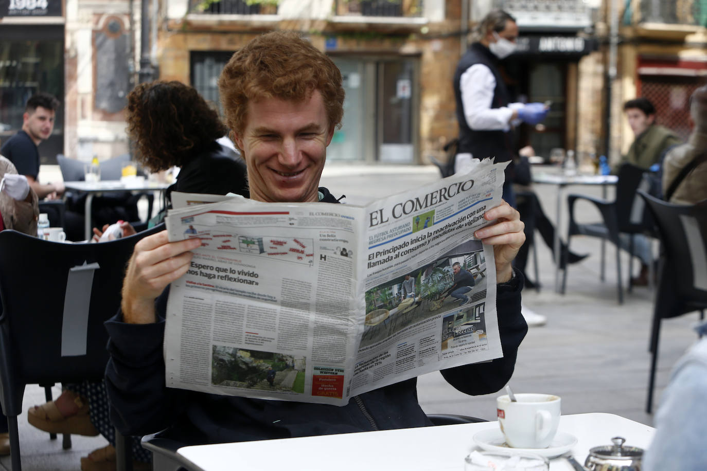 Oviedo disfrutó de la apertura de las terrazas de bares y cafeterías durante el primer día de la región en la Fase 1 de la desescalada.