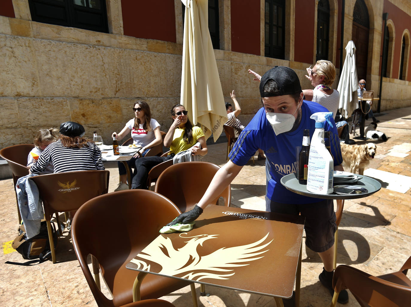 Oviedo disfrutó de la apertura de las terrazas de bares y cafeterías durante el primer día de la región en la Fase 1 de la desescalada.