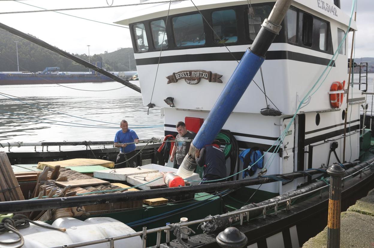 El 'Berriz Amatxo' haciendo acopio de hielo. 