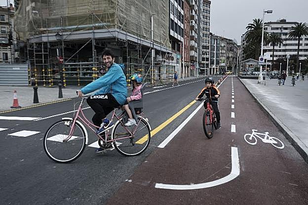 En Gijón, esta familia optó por la salida en bicicleta en la hora de paseo de menores. Vídeo explicativo de la Fase 1. 