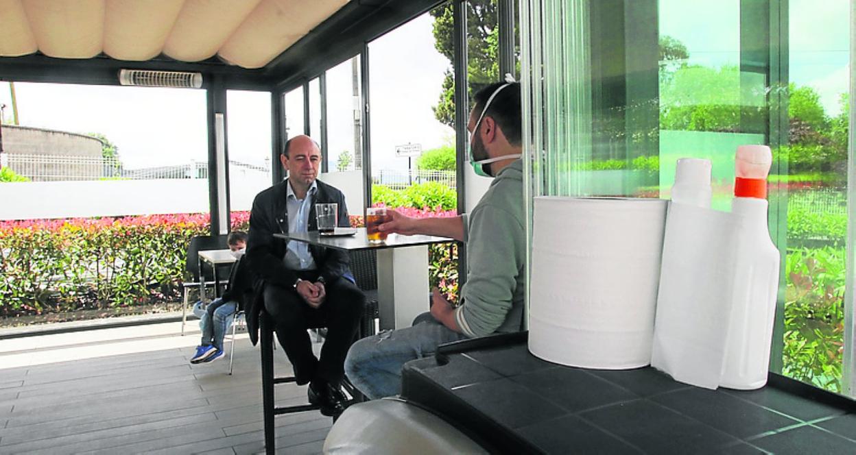 Los familiares de Áurea Sastre en la terraza de Los Arenales. 