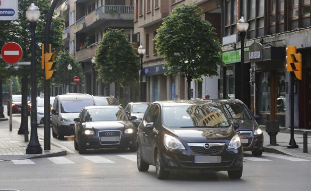 ¿Hay que poner mascarilla si vas en el coche con las personas con las que convives? La DGT responde