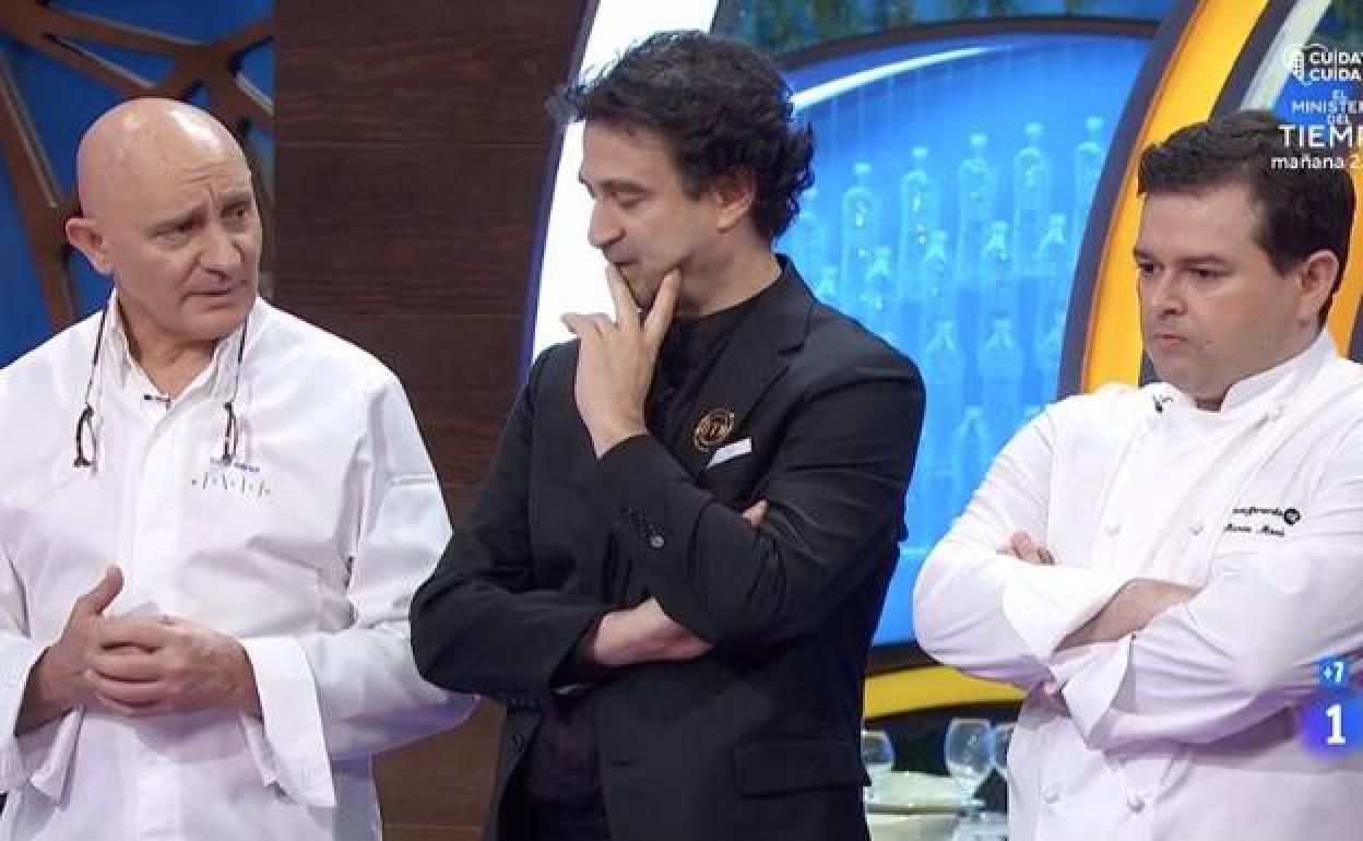 Marcos Morán, a la derecha, en la edición de Masterchef de este lunes.