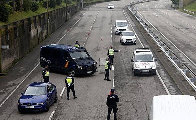 La Policía Nacional, en un control en Oviedo. 