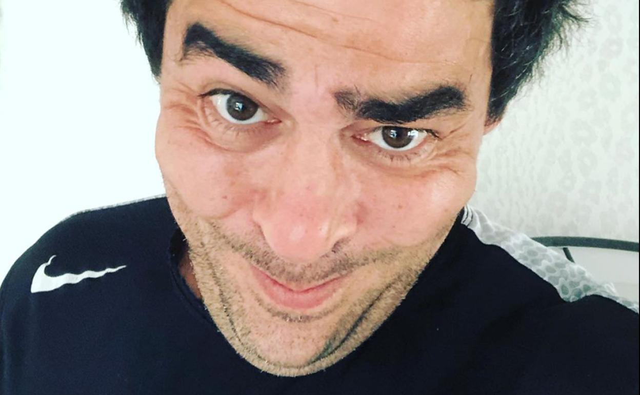 Pablo Chiapella es la voz en off. 