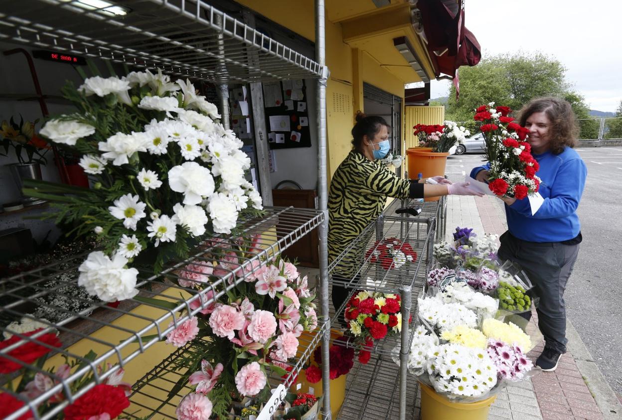 Alba Palacios compra un ramo de claveles en uno de los puestos de flores del cementerio. 