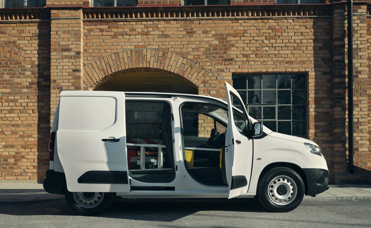 Dispone de una adaptación en el siento delantero para poder introducir objetos largos.