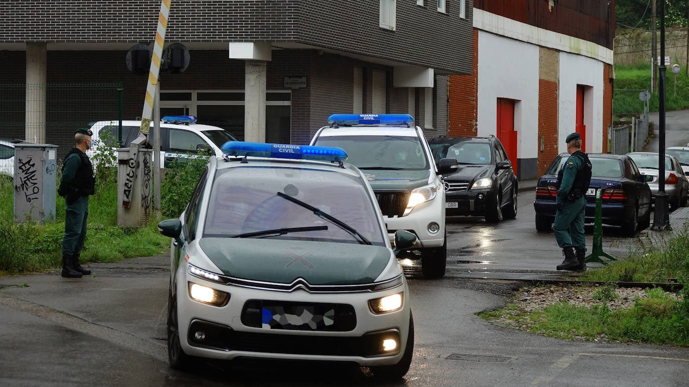 El presunto autor del asesinato del concejal de Llanes, el argelino Maamar Kelii, ha pasado este jueves por los juzgados de Llanes.