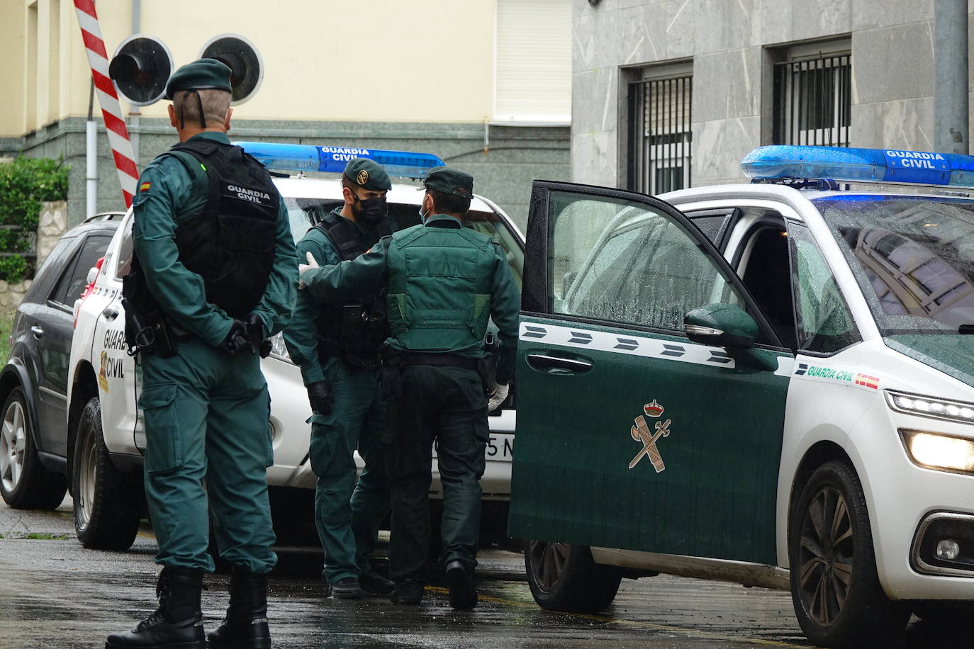 El presunto autor del asesinato del concejal de Llanes, el argelino Maamar Kelii, ha pasado este jueves por los juzgados de Llanes.