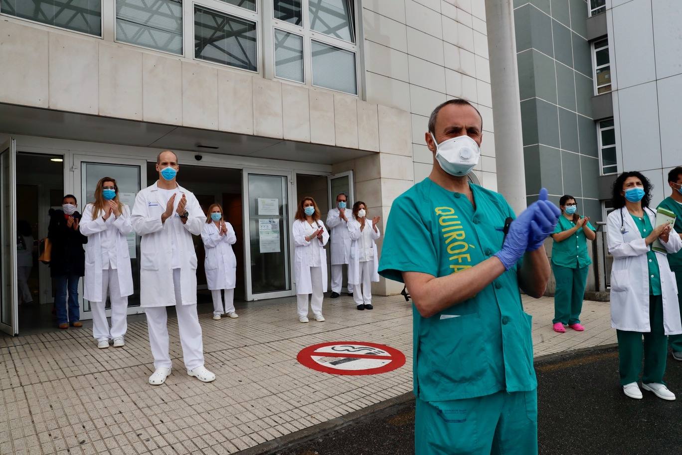Los profesionales sanitarios del Principado de Asturias han guardado dos minutos de silencio este jueves en memoria de sus compañeros fallecidos a causa de la COVID-19. Ya son más de 49.100 los sanitarios con coronavirus en España y casi cincuenta médicos han muerto a causa de la enfermedad. En la imagen, los sanitarios del hospital de Cabueñes. 