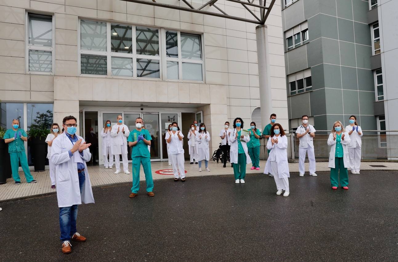Los profesionales sanitarios del Principado de Asturias han guardado dos minutos de silencio este jueves en memoria de sus compañeros fallecidos a causa de la COVID-19. Ya son más de 49.100 los sanitarios con coronavirus en España y casi cincuenta médicos han muerto a causa de la enfermedad. En la imagen, los sanitarios del hospital de Cabueñes.