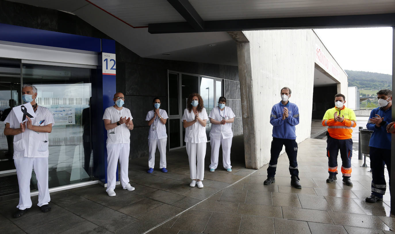 Los profesionales sanitarios del Principado de Asturias han guardado dos minutos de silencio este jueves en memoria de sus compañeros fallecidos a causa de la COVID-19. Ya son más de 49.100 los sanitarios con coronavirus en España y casi cincuenta médicos han muerto a causa de la enfermedad. En la imagen, los trabajadores del HUCA. 