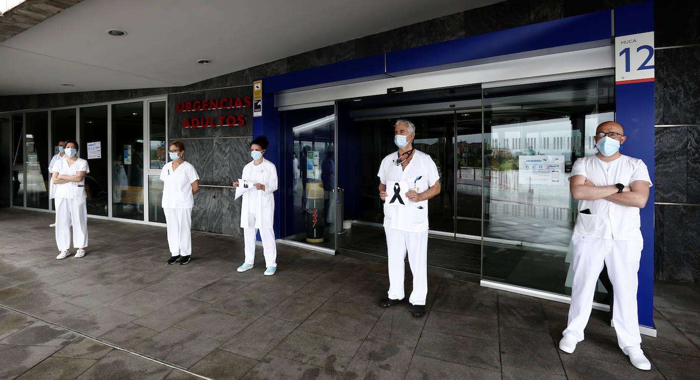 Los profesionales sanitarios del Principado de Asturias han guardado dos minutos de silencio este jueves en memoria de sus compañeros fallecidos a causa de la COVID-19. Ya son más de 49.100 los sanitarios con coronavirus en España y casi cincuenta médicos han muerto a causa de la enfermedad. En la imagen, los trabajadores del HUCA. 