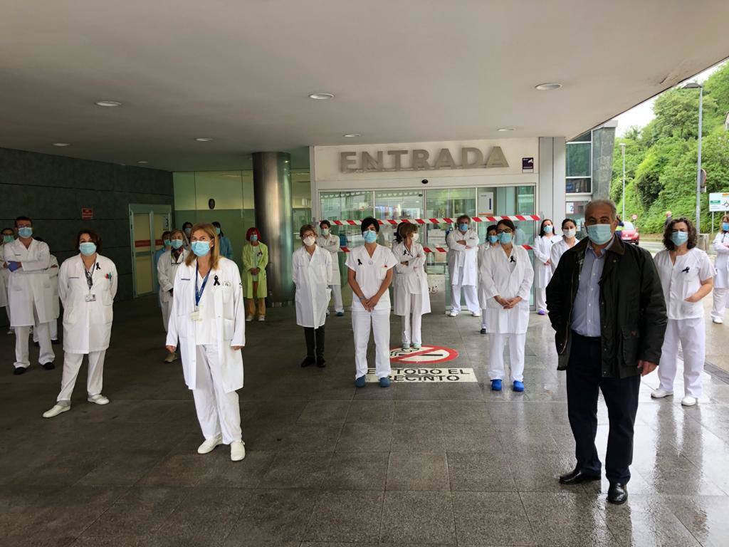 Los profesionales sanitarios del Principado de Asturias han guardado dos minutos de silencio este jueves en memoria de sus compañeros fallecidos a causa de la COVID-19. Ya son más de 49.100 los sanitarios con coronavirus en España y casi cincuenta médicos han muerto a causa de la enfermedad. En la imagen, el personal del Hospital Alvarez Buylla, en Santullano Mieres.