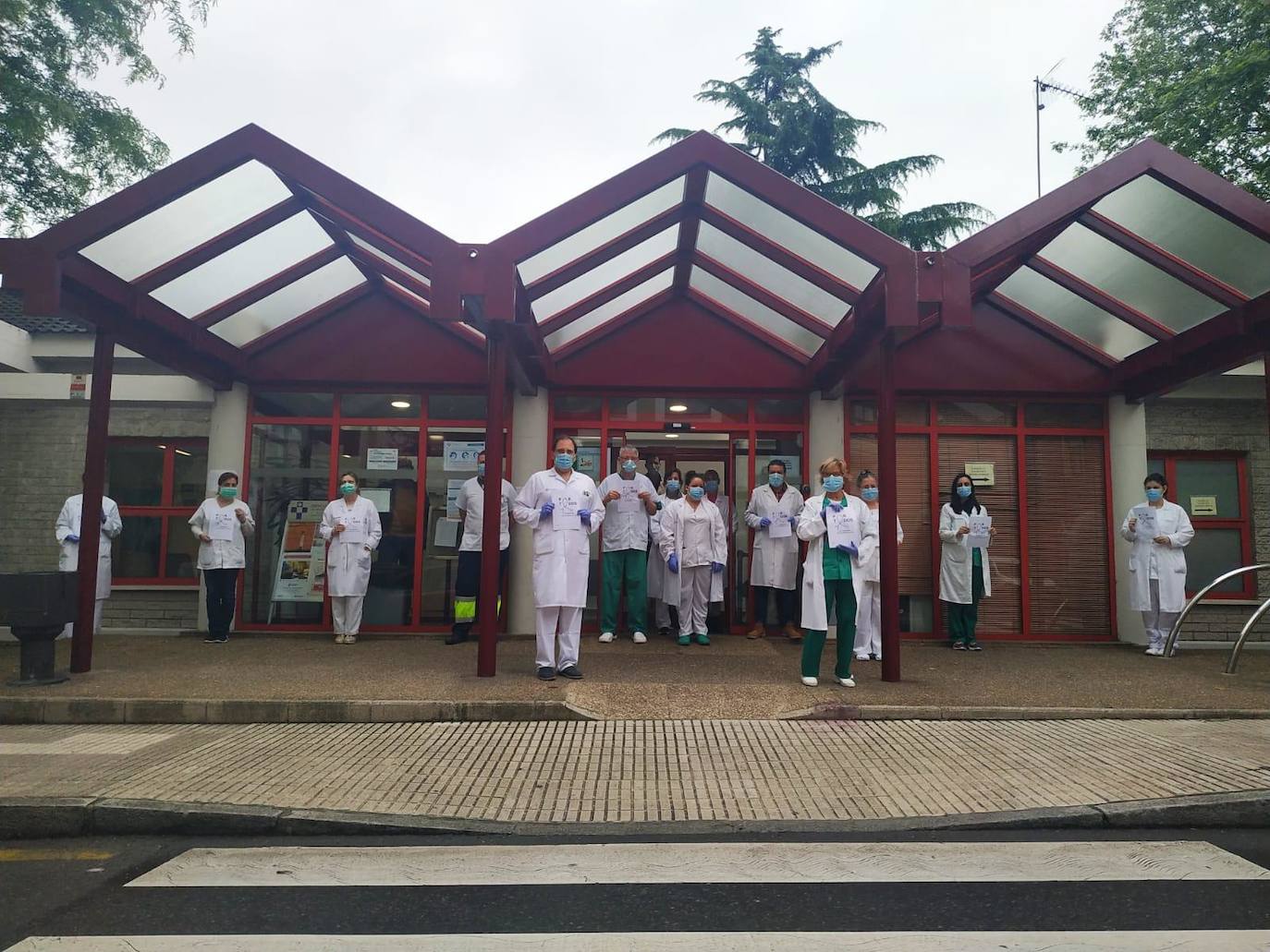 Los profesionales sanitarios del Principado de Asturias han guardado dos minutos de silencio este jueves en memoria de sus compañeros fallecidos a causa de la COVID-19. Ya son más de 49.100 los sanitarios con coronavirus en España y casi cincuenta médicos han muerto a causa de la enfermedad. En la imagen, sanitarios del centro de salud Perchera, en Gijón. 