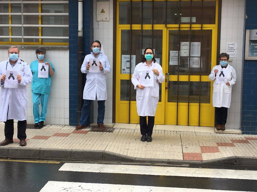 Los profesionales sanitarios del Principado de Asturias han guardado dos minutos de silencio este jueves en memoria de sus compañeros fallecidos a causa de la COVID-19. Ya son más de 49.100 los sanitarios con coronavirus en España y casi cincuenta médicos han muerto a causa de la enfermedad. En la imagen, trabajadores del centro de salud de Riosa. 