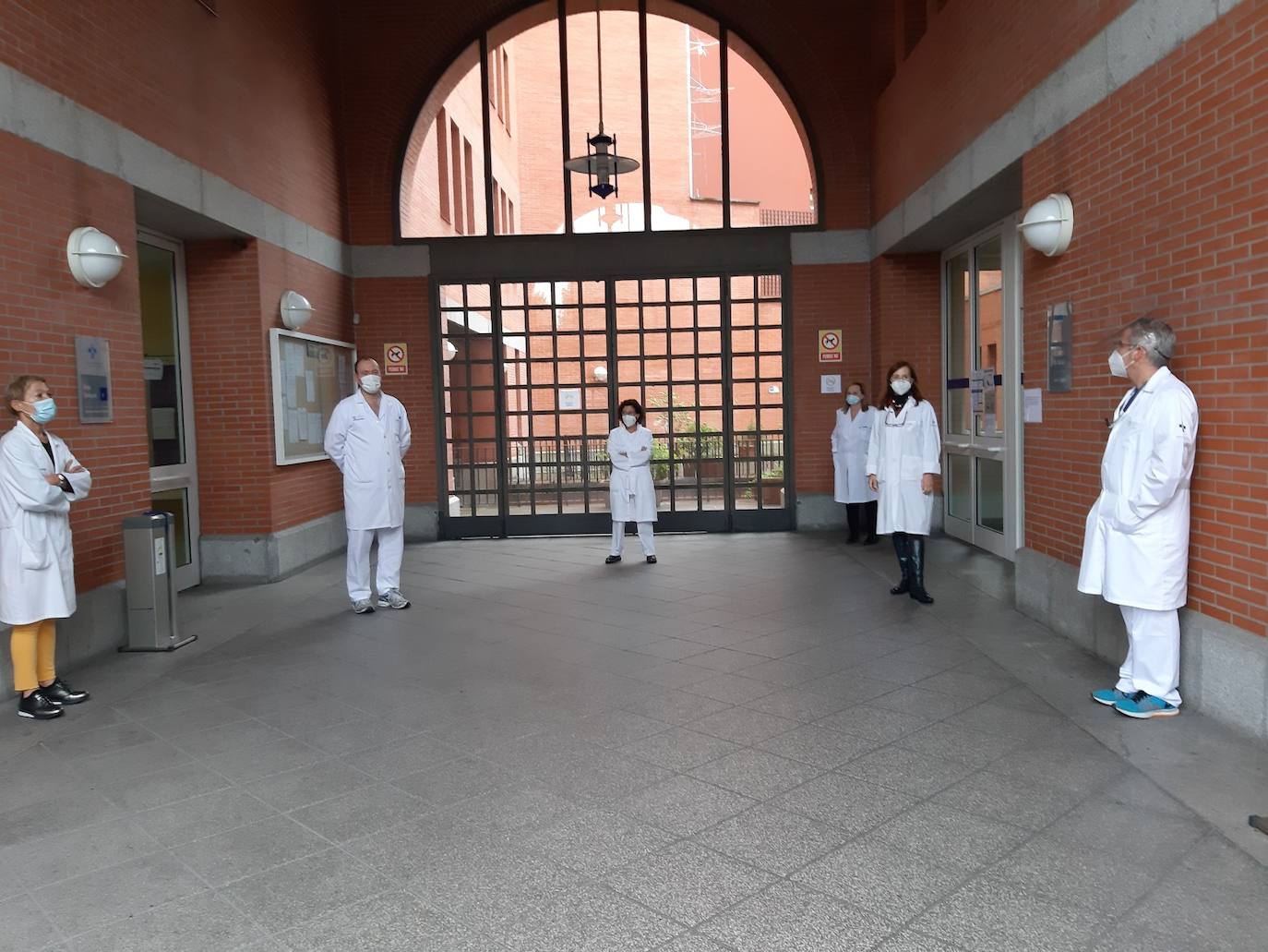 Los profesionales sanitarios del Principado de Asturias han guardado dos minutos de silencio este jueves en memoria de sus compañeros fallecidos a causa de la COVID-19. Ya son más de 49.100 los sanitarios con coronavirus en España y casi cincuenta médicos han muerto a causa de la enfermedad. En la foto, trabajadores del centro de salud Severo Ochoa de Gijón. 