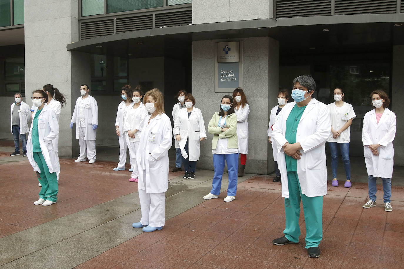 Los profesionales sanitarios del Principado de Asturias han guardado dos minutos de silencio este jueves en memoria de sus compañeros fallecidos a causa de la COVID-19. Ya son más de 49.100 los sanitarios con coronavirus en España y casi cincuenta médicos han muerto a causa de la enfermedad. En la imagen, los sanitarios del centro de salud Zarracina. 