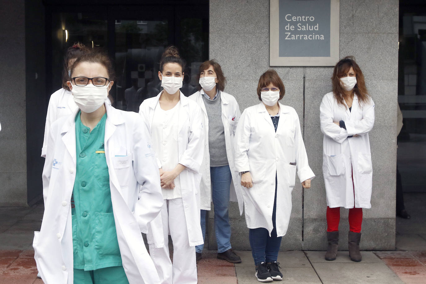 Los profesionales sanitarios del Principado de Asturias han guardado dos minutos de silencio este jueves en memoria de sus compañeros fallecidos a causa de la COVID-19. Ya son más de 49.100 los sanitarios con coronavirus en España y casi cincuenta médicos han muerto a causa de la enfermedad. En la imagen, los sanitarios del centro de salud Zarracina.