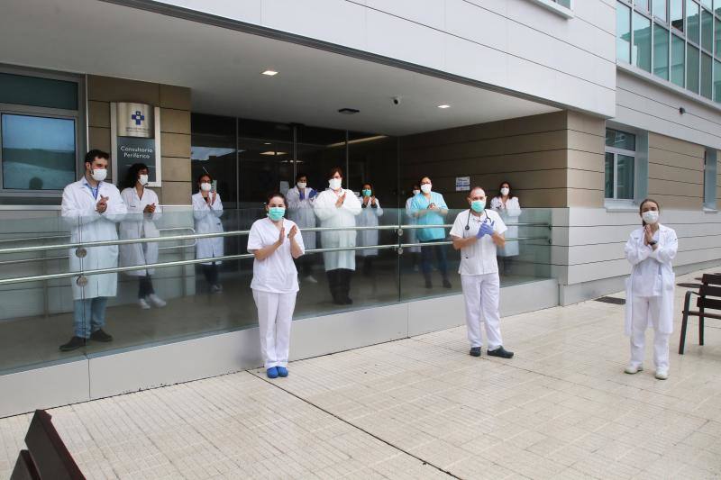 Los profesionales sanitarios del Principado de Asturias han guardado dos minutos de silencio este jueves en memoria de sus compañeros fallecidos a causa de la COVID-19. Ya son más de 49.100 los sanitarios con coronavirus en España y casi cincuenta médicos han muerto a causa de la enfermedad. En la foto, trabajadores del centro de salud de Colloto.