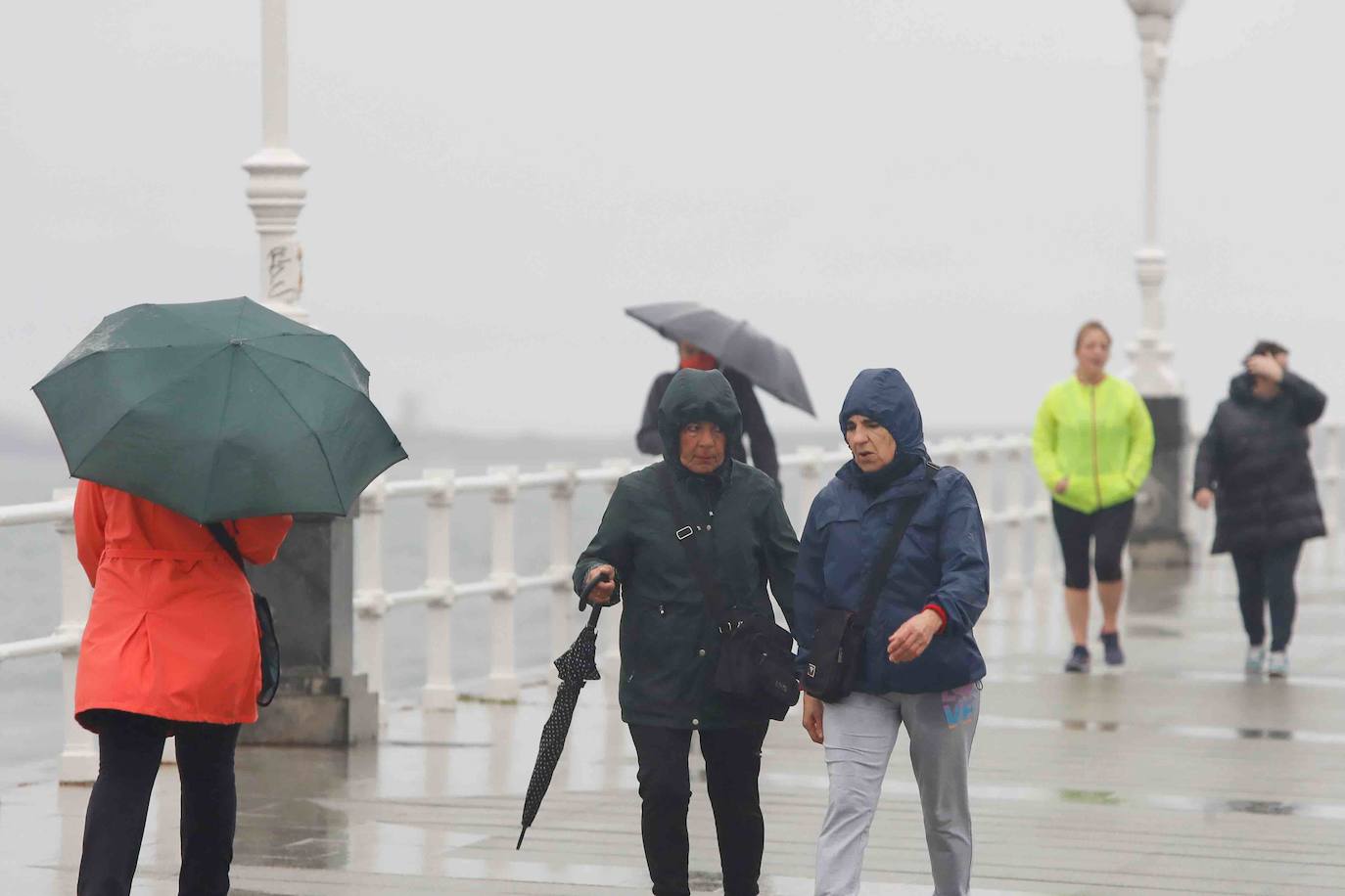 El mal tiempo no ha impedido que los asturianos acudan a los mercados que hoy volvían a la actividad, como el de El Fontán, en Oviedo. La lluvia tampoco ha dejado a deportistas y paseantes en casa.