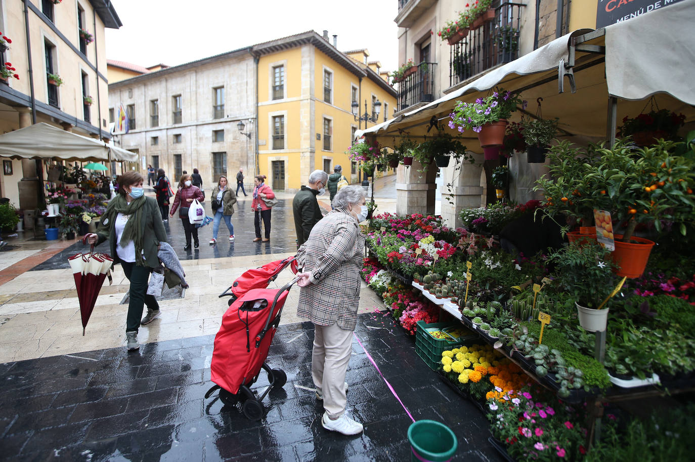 El mal tiempo no ha impedido que los asturianos acudan a los mercados que hoy volvían a la actividad, como el de El Fontán, en Oviedo. La lluvia tampoco ha dejado a deportistas y paseantes en casa.