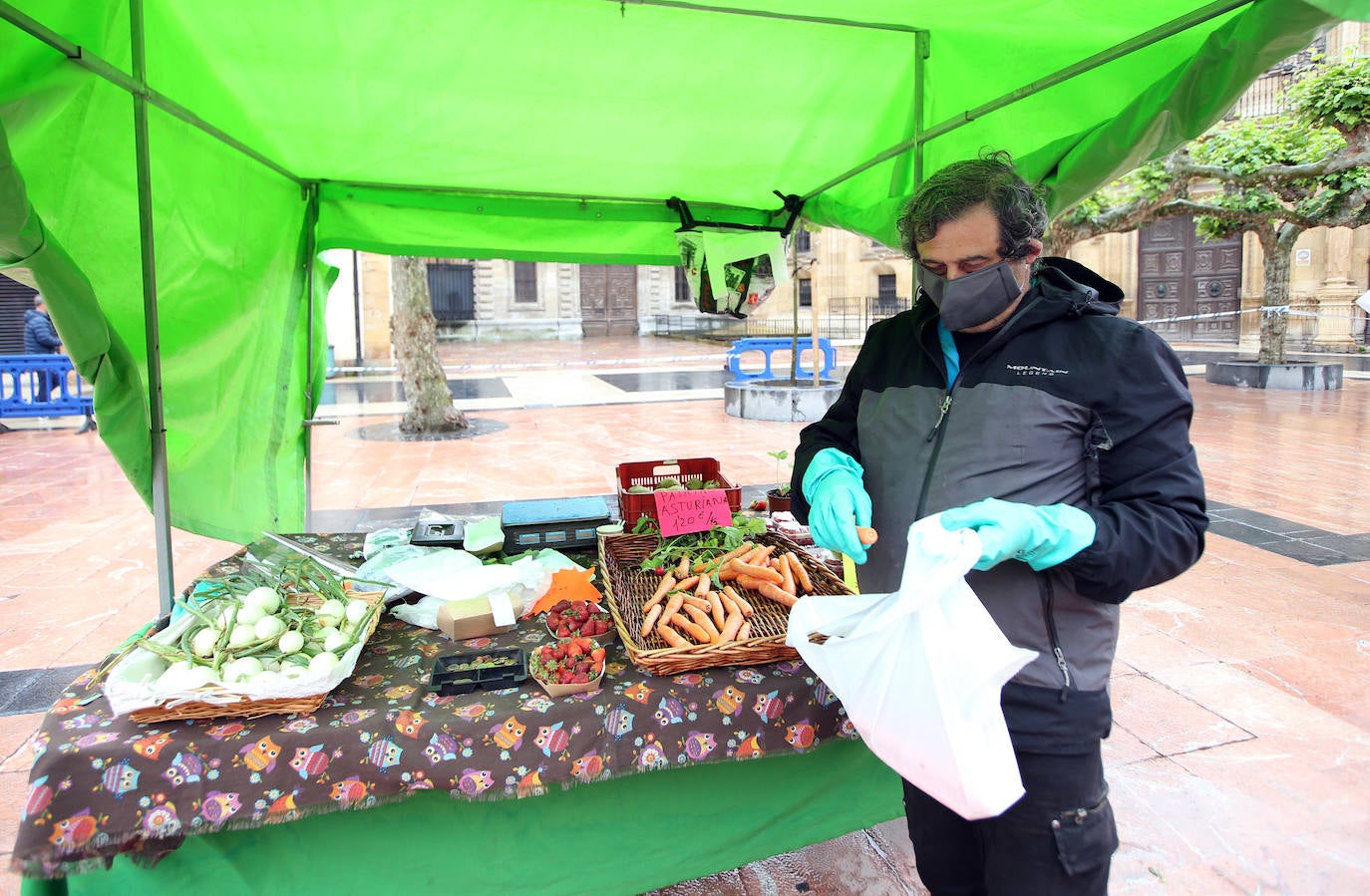 El mal tiempo no ha impedido que los asturianos acudan a los mercados que hoy volvían a la actividad, como el de El Fontán, en Oviedo. La lluvia tampoco ha dejado a deportistas y paseantes en casa.