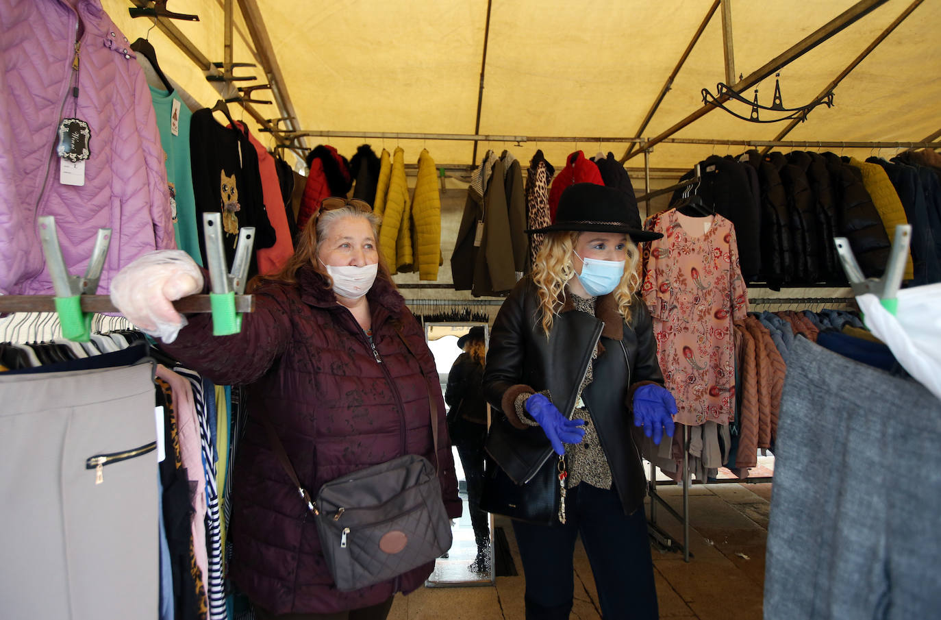 El mal tiempo no ha impedido que los asturianos acudan a los mercados que hoy volvían a la actividad, como el de El Fontán, en Oviedo. La lluvia tampoco ha dejado a deportistas y paseantes en casa.