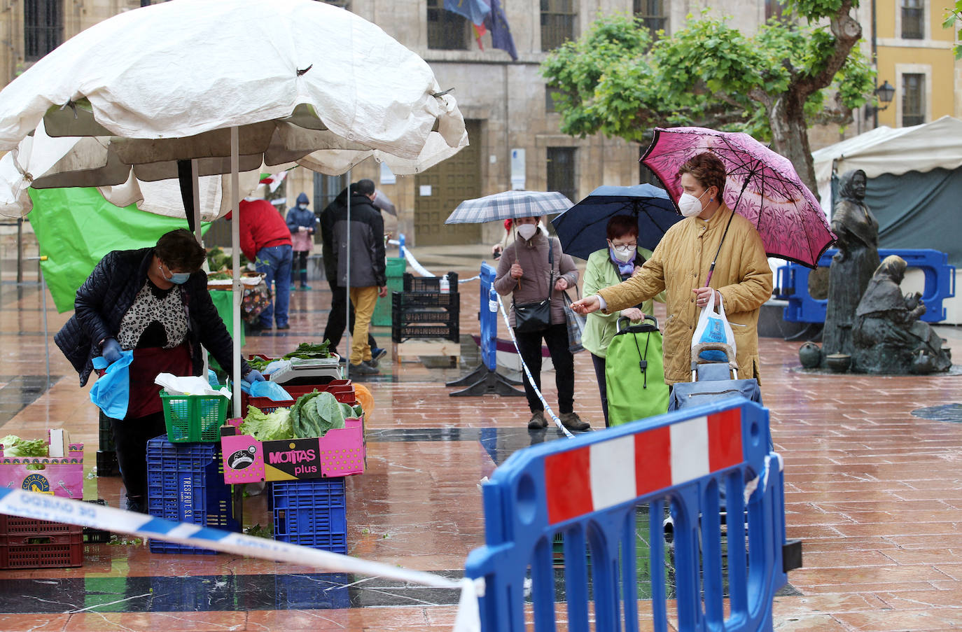 El mal tiempo no ha impedido que los asturianos acudan a los mercados que hoy volvían a la actividad, como el de El Fontán, en Oviedo. La lluvia tampoco ha dejado a deportistas y paseantes en casa.