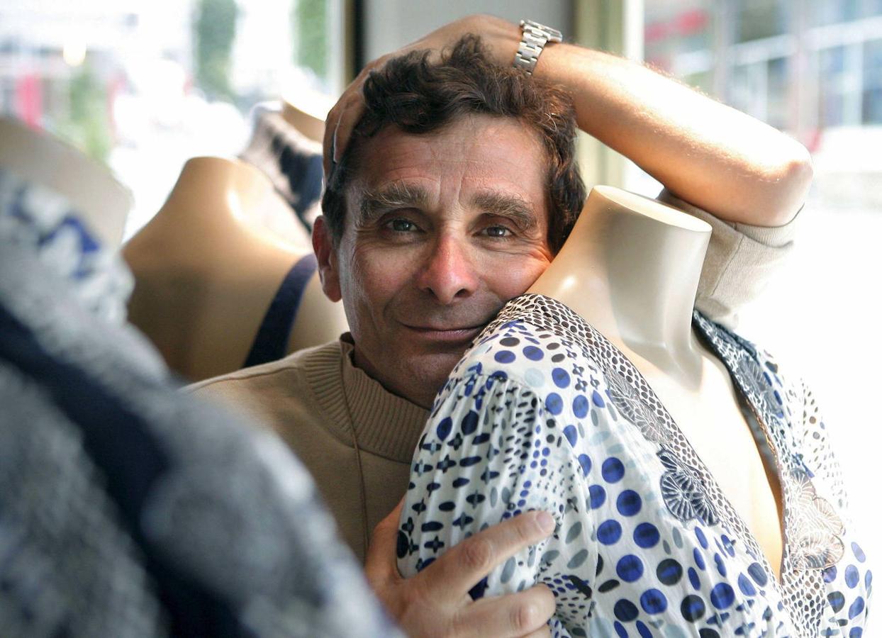 Adolfo Domínguez junto a uno de sus diseños en la inauguración de su tienda en Oviedo.