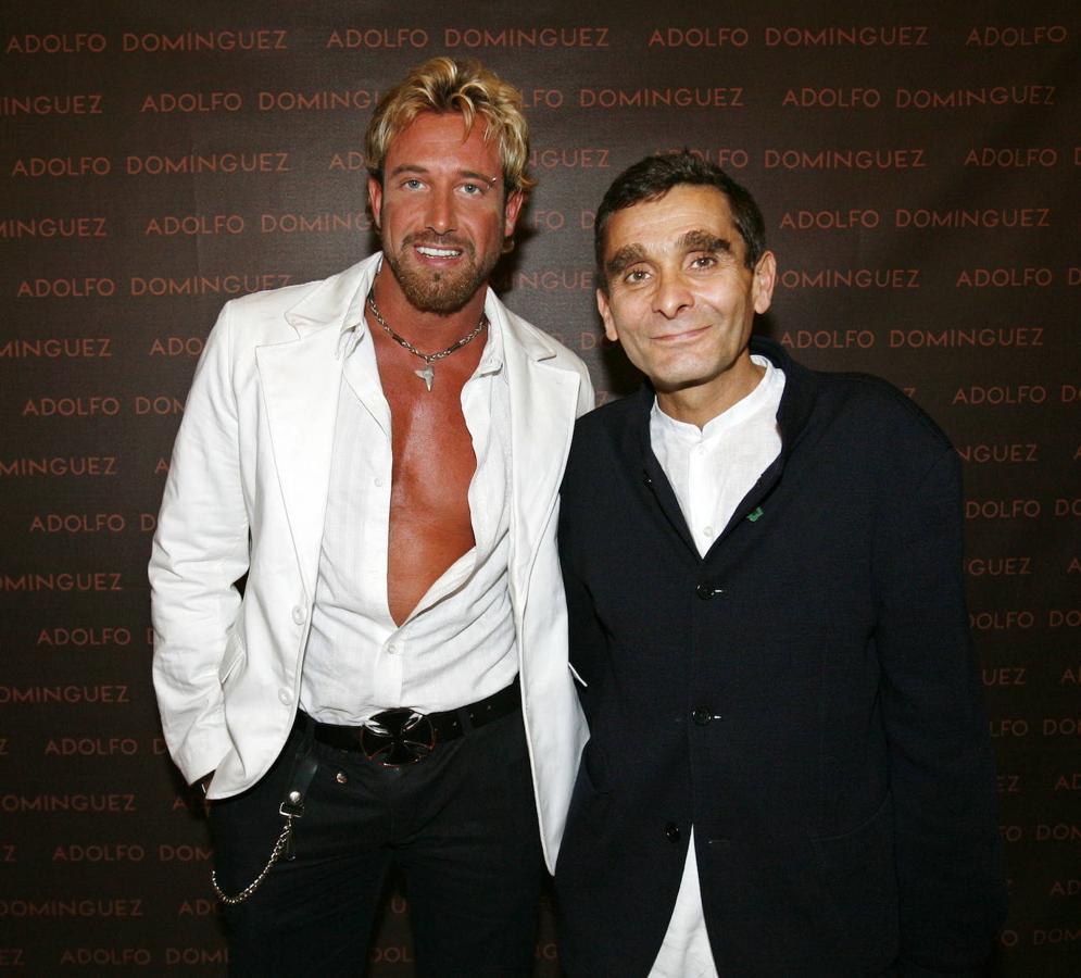El modisto gallego junto al actor mexicano Gabriel Domínguez en la presentación de su colección en 2007 en Miami.