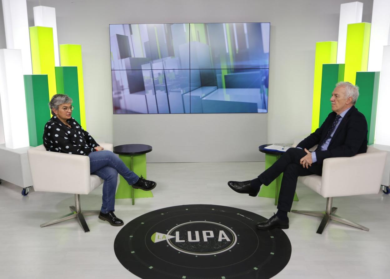 Ana González conversa con Juan Neira en el plató de 'La Lupa'. 