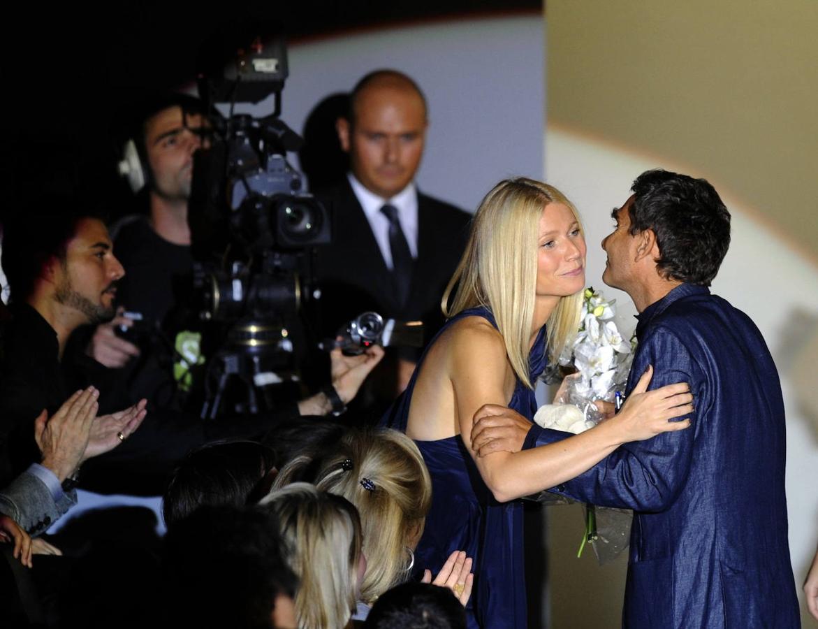La actriz Gwyneth Paltrow saludando a Adolfo Domínguez a quien arropó en la presentación de su colección en la 50 edición de la Cibeles Fashion Week de Madrid.
