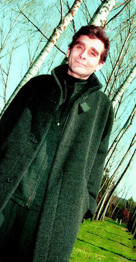 Es en 1974 cuando nace la firma que lleva su nombre, con la que desde entonces el modisto sigue rompiendo moldes. Una firma que hoy cuenta con 391 tiendas en 21 países.