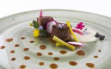 Meloso de ternera, encurtidos y emulsión tex-mex con flores de romero y verbena