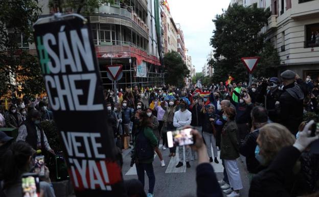 Foto: protesta en la calle Núñez de Balboa de Madrid contra la gestión del Gobierno central. Vídeo: la presidenta de la Comunidad de Madrid avanza un incremento de las protestas contra el Gobierno de coalición. 