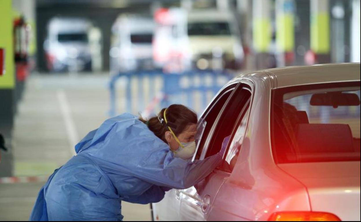 Realización de test a la entrada del HUCA. 