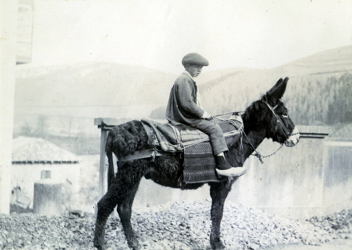 Con motivo del Día de los Museos el Museo del Pueblo de Asturias pone a disposición del público 40.000 imágenes de su colección que ya se pueden consultar online y que permite viajar en el tiempo entre los años 1.880 y 2.000. 