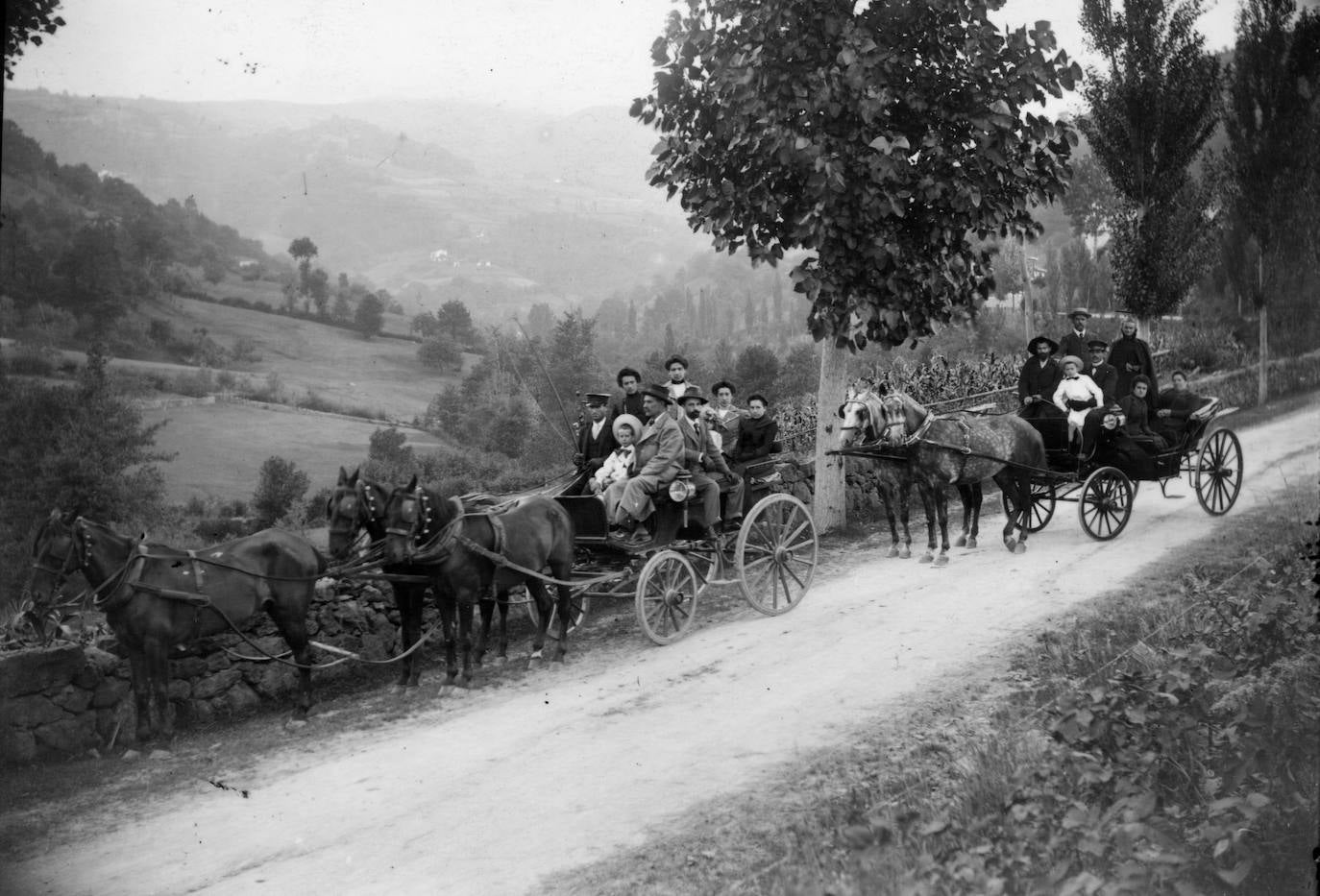 Con motivo del Día de los Museos el Museo del Pueblo de Asturias pone a disposición del público 40.000 imágenes de su colección que ya se pueden consultar online y que permite viajar en el tiempo entre los años 1.880 y 2.000. 