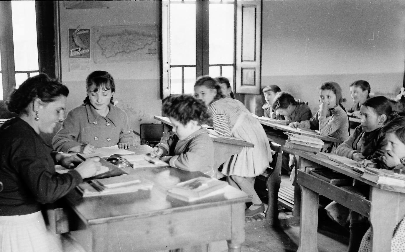 Con motivo del Día de los Museos el Museo del Pueblo de Asturias pone a disposición del público 40.000 imágenes de su colección que ya se pueden consultar online y que permite viajar en el tiempo entre los años 1.880 y 2.000. 