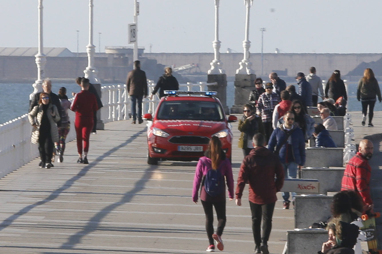 14 de marzo. Gijón | Un coche de la Policía Local avisa a los ciudadanos de las restricciones a la circulación que decreta el estado de alarma 