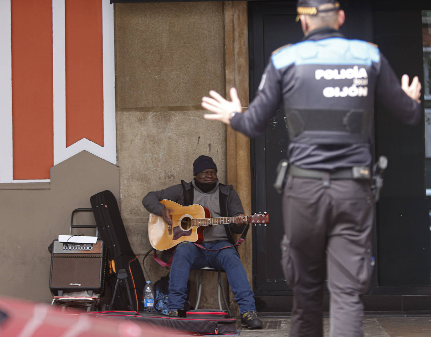 16 de marzo. Gijón | Agentes de la Policía Local informan a un ciudadano de las restricciones del estado de alarma. 