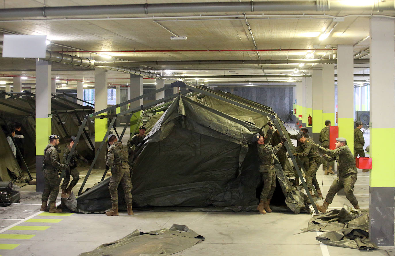 19 de marzo. Oviedo | La BRILAT despliega 14 tiendas en el aparcamiento de Urgencias del HUCA para funcionar como hospital de campaña si el servicio se viese sobrepasado. 